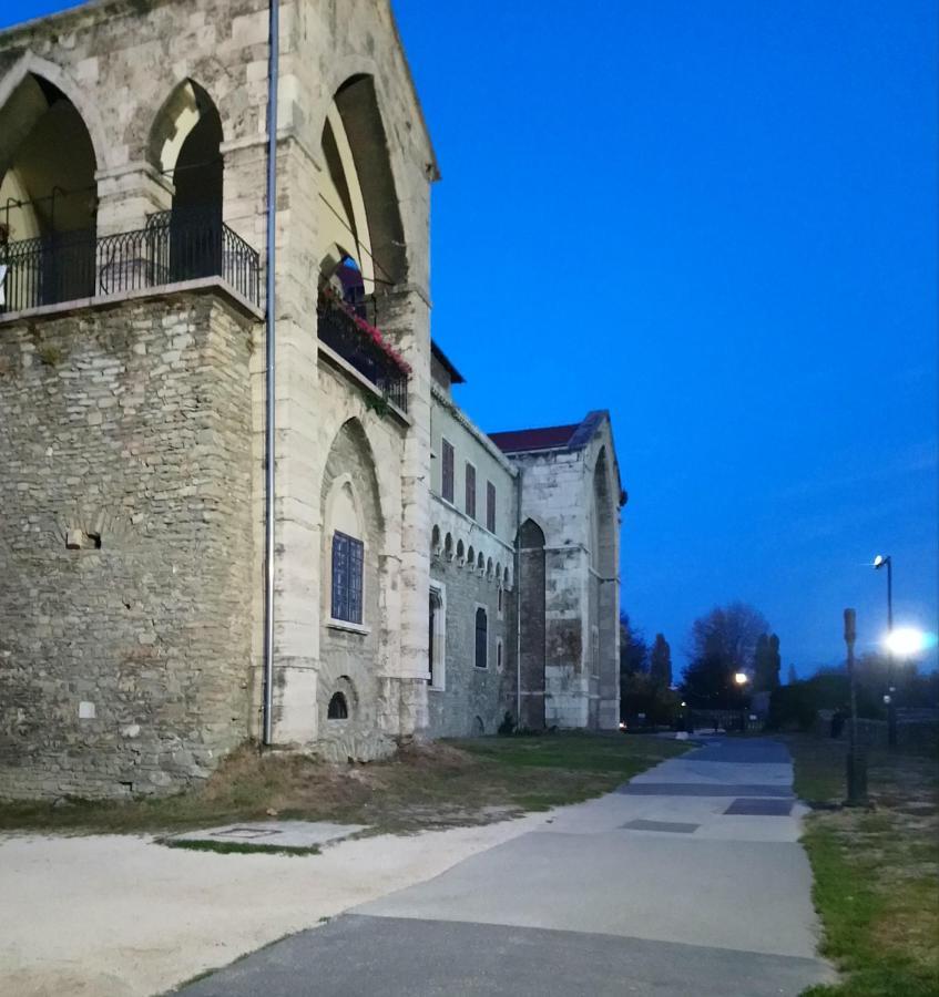 Bed and Breakfast Panzio Tata Esterno foto